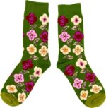 Groene sokken met bloemen
