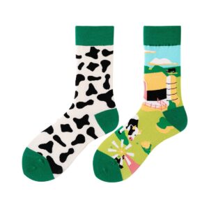 koeien print sokken: twee verschillende boerderij scenes
